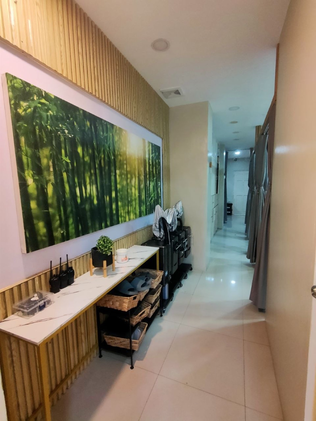 Hallway and amenities station