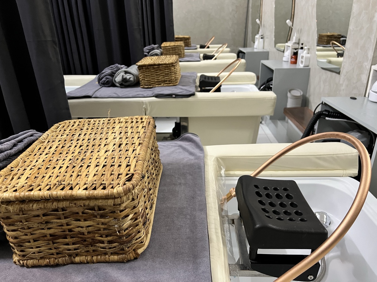 Treatment bed with amenity basket detail