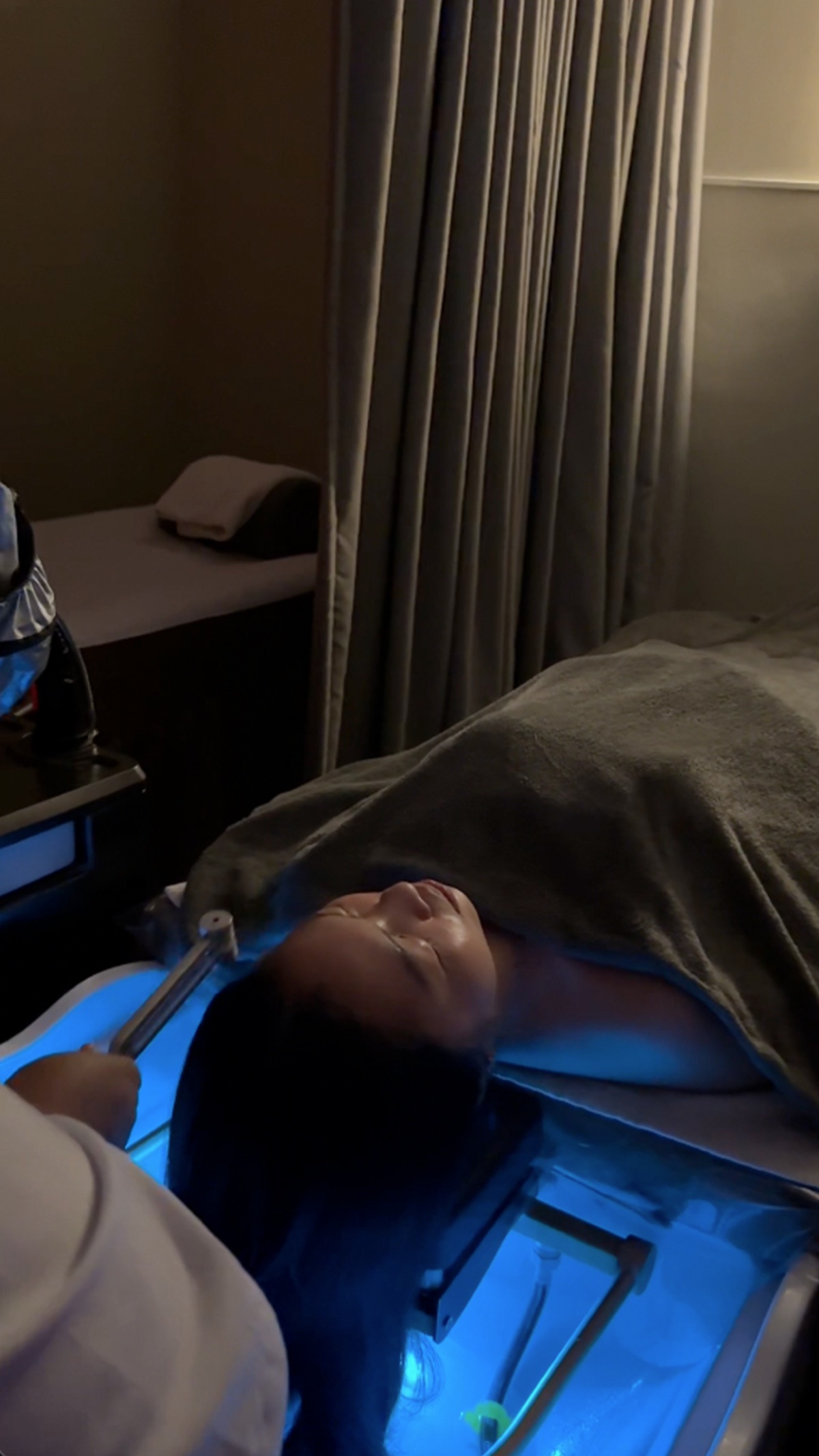 Scalp treatment with glow tool under blue light